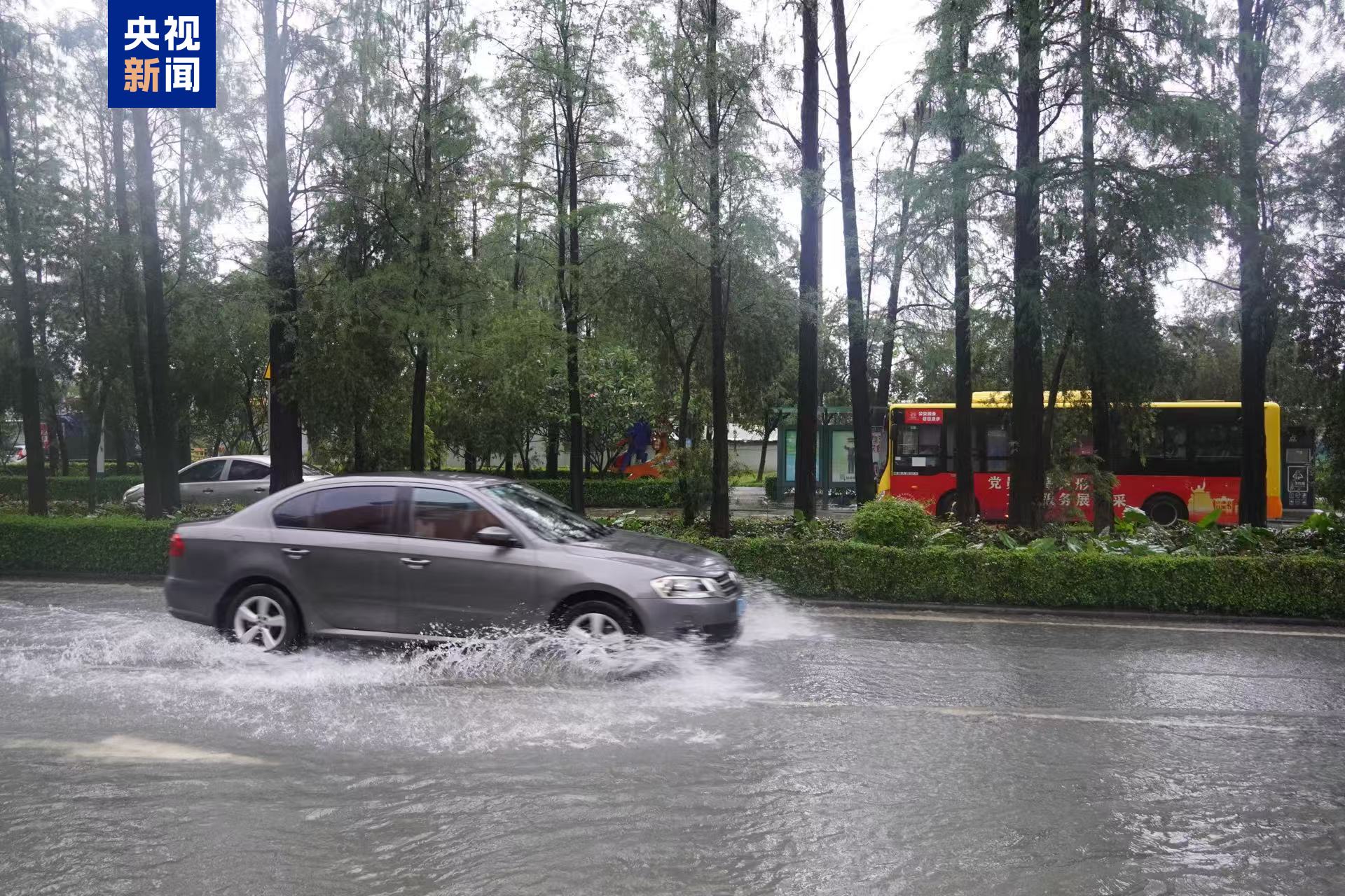 广东江门开平全市范围内停工、停课 深圳发布暴雨橙色预警信号