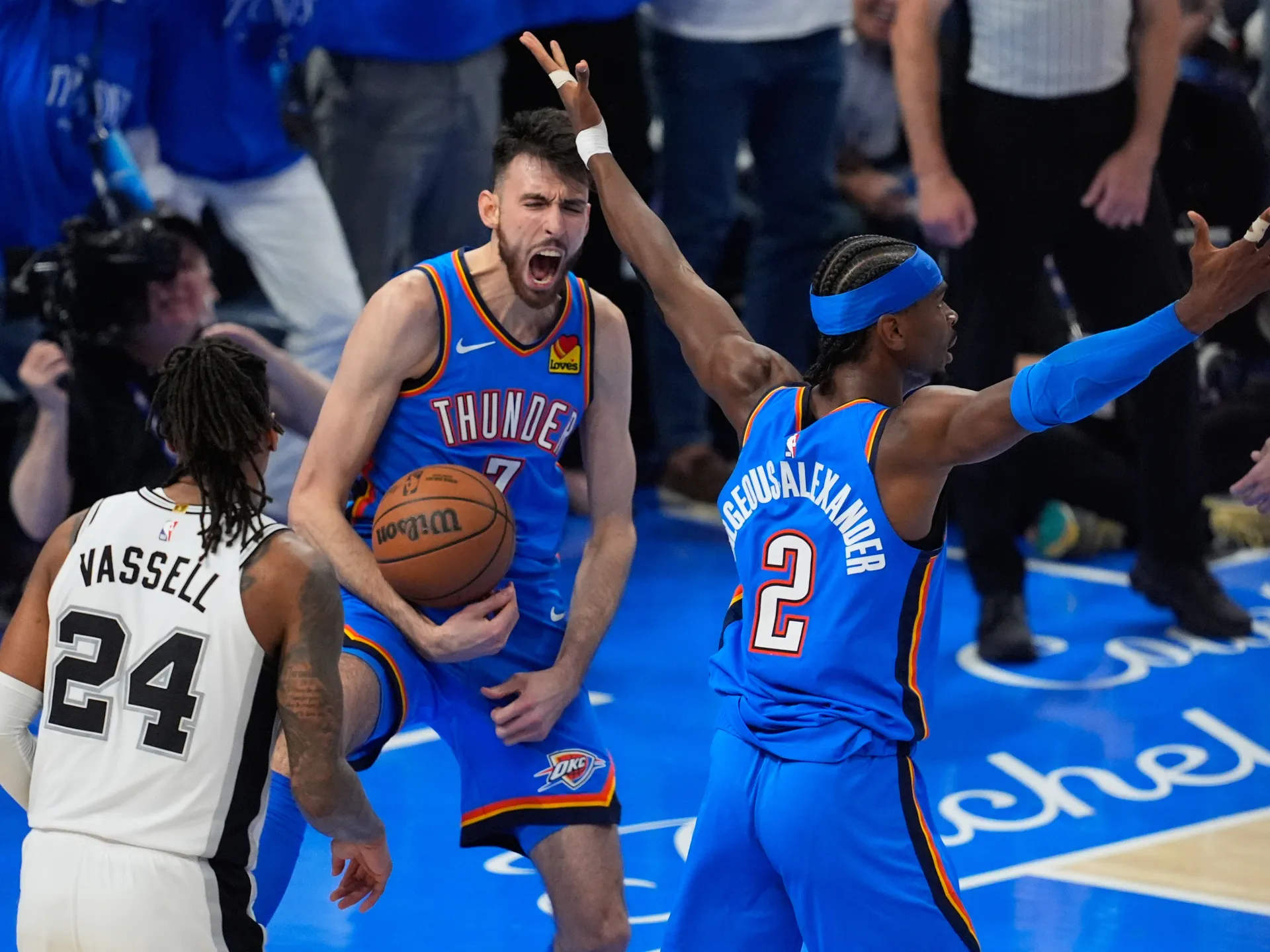 MVP Gilgeous-Alexander stars as Thunder level series with Spurs