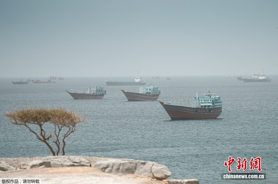 船只驶经霍尔木兹海峡