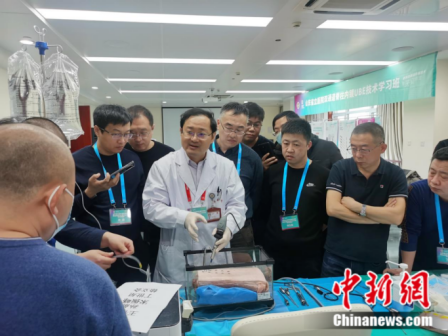 别硬扛！你的脊柱，正在悄悄被“压弯”