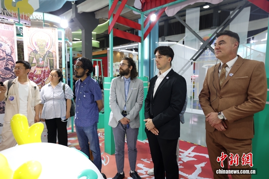 驻华使节体验中国新文创市集