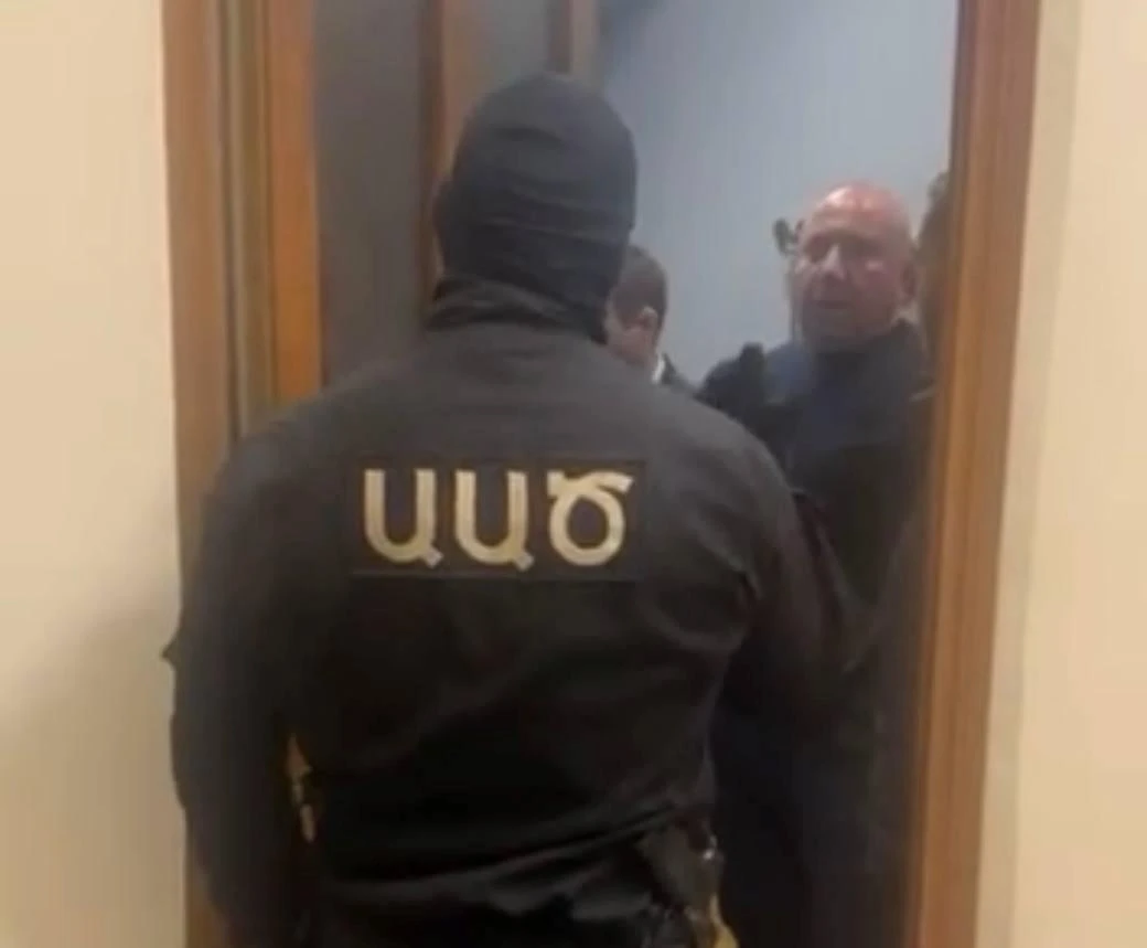 Идет обыск в квартире Андраника Теваняна