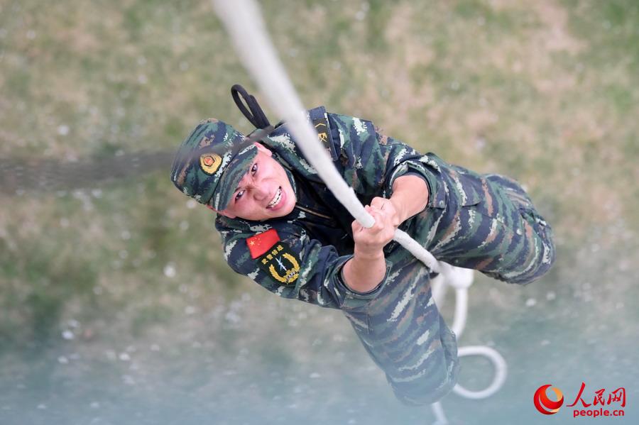 高清:武警特战队员攀爬越障均瞄准备战要求