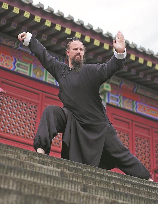 U.S. martial arts enthusiast makes the right moves