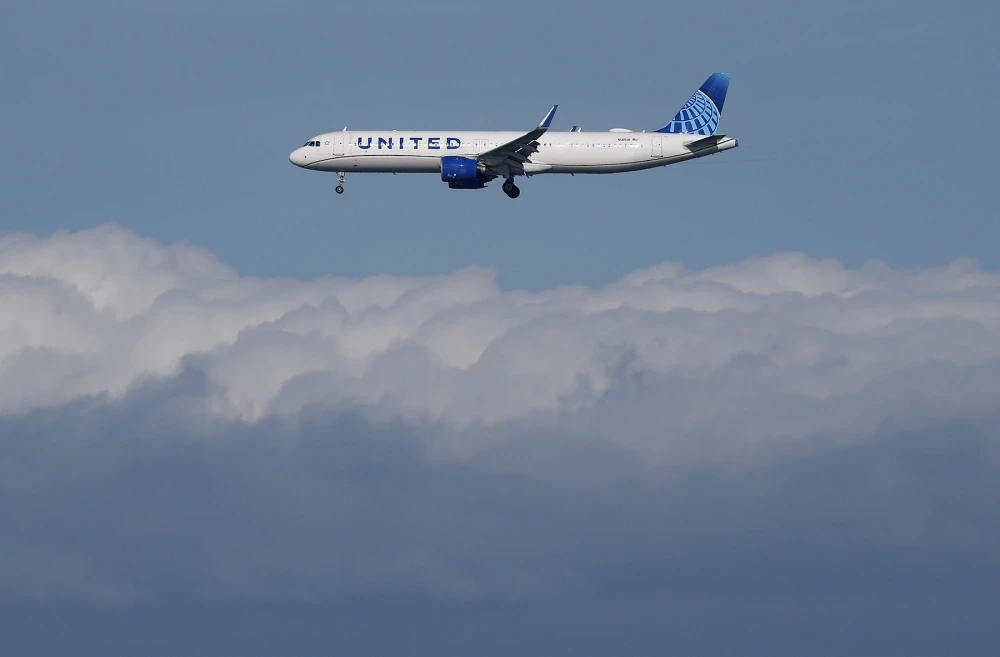 Рейс United Airlines отклонился от маршрута из-за пассажира, пытавшегося открыть дверь самолёта на высоте около 11 тыс. метров