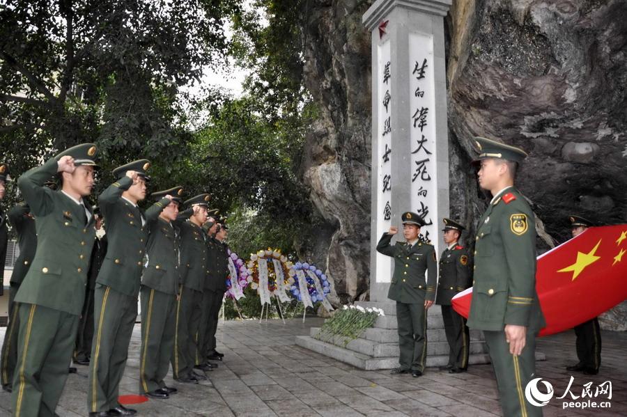 高清:武警广西总队南宁市支队官兵清明祭奠英烈