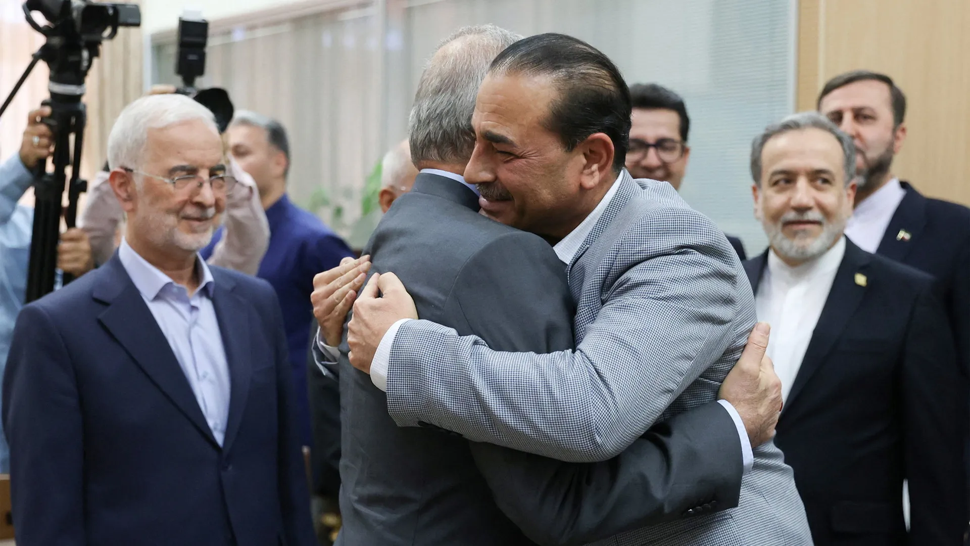 Iran sends ‘mixed’ messages as Pakistani mediators depart Tehran