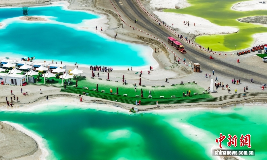 青海海西：翡翠湖美景引客来