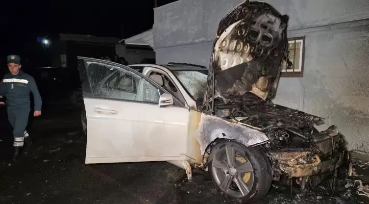 Նոր Նորքում «Mercedes»-ում հրդեհ է բռնկվել․ ոստիկաններն ունեն կասկածներ, որ այն միտումնավոր հրկիզել են