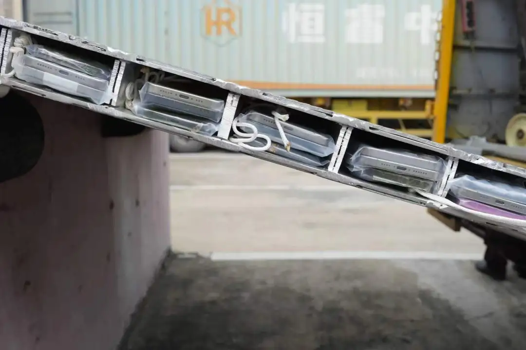 文锦渡海关查获车辆尾板夹层藏匿旧手机420台