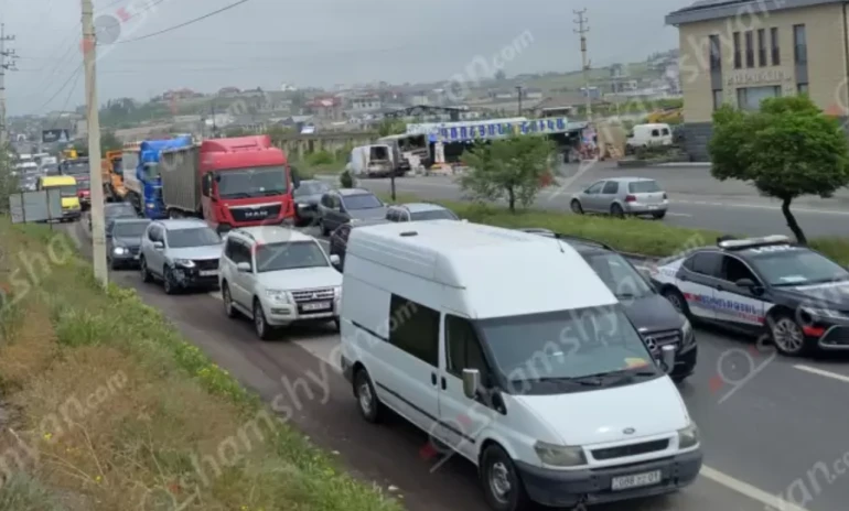 У бывшего здания Минобороны Армении произошло ДТП: образовалась многокилометровая пробка