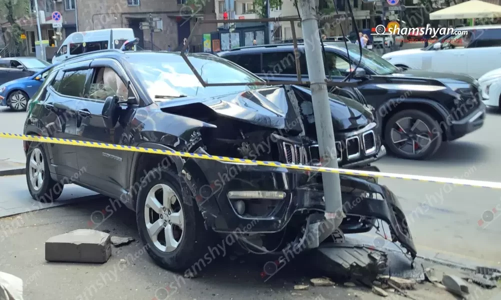 Երևանում «Jeep»-ը վրաերթի է ենթարկել 2 հետիոտնի, կոտրել լուսակիրը և բախվել էլեկտրասյանը. կան վիրավորներ