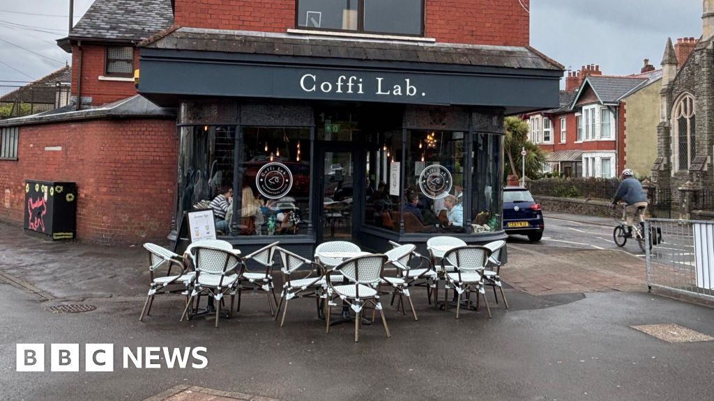 Coffee chain sorry for banning teens revising for school exams
