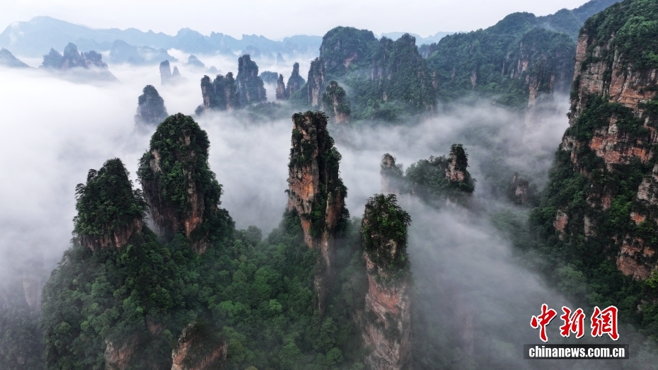 湖南张家界：十里画廊云雾绕峰宛若仙境