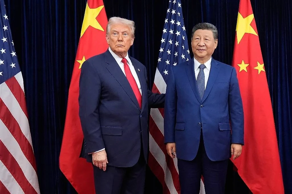 В Сети всплыло видео, на котором Трамп якобы подсматривает в бумаги Си Цзиньпина