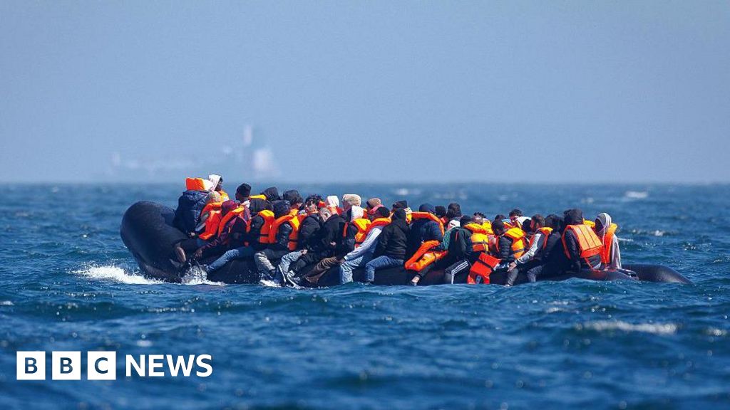 Almost 1,000 migrants cross Channel over bank holiday