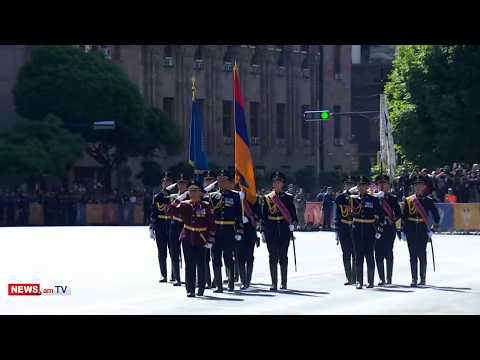 Հանրապետության օրվան նվիրված զորահանդեսին զինվորականները ներկայանում են մարտական նոր դրոշներով