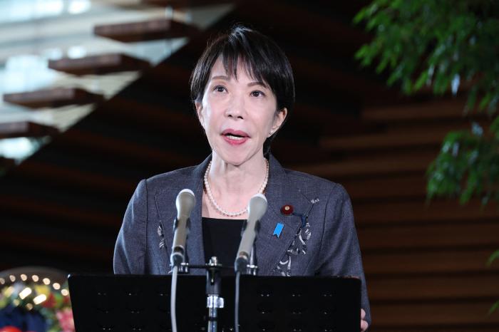广西柳州志愿者为震后安置点儿童庆“六一”