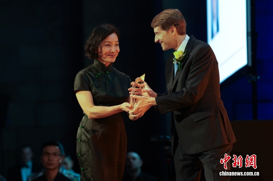 华美协进社百年庆典 陈冲为尼克松外孙颁奖