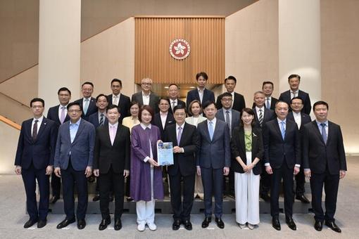 港股5月交易收官 三大指数“先扬后抑”