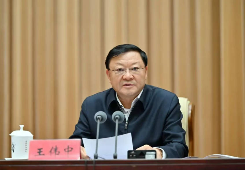内蒙古自治区党委理论学习中心组围绕铸牢中华民族共同体意识推进中华民族共同体建设举行集体学习