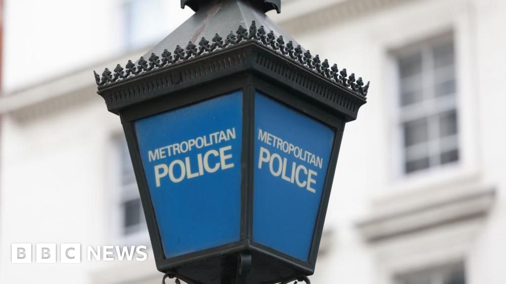 Man sought by police after making antisemitic threats