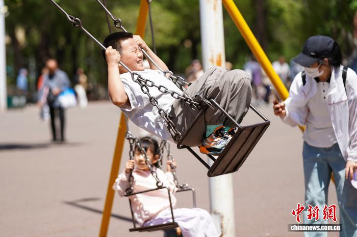 小朋友哈尔滨儿童公园欢度“六一” 芍药花开吸引游人打卡