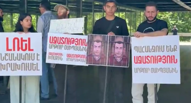 Արթուր Օսիպյանին ազատ արձակելու պահանջով անժամկետ նստացույց է սկսվել Բաղրամյան պողոտայում
