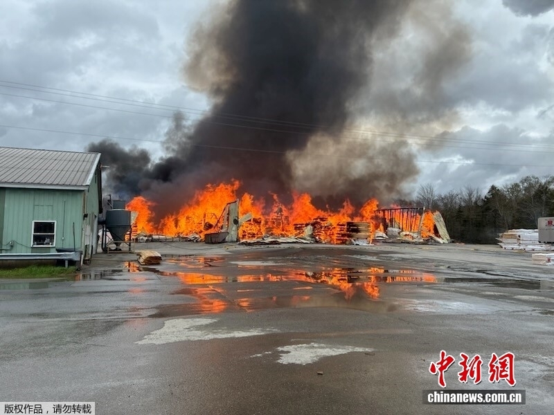 美国缅因州一木材厂爆炸并起火