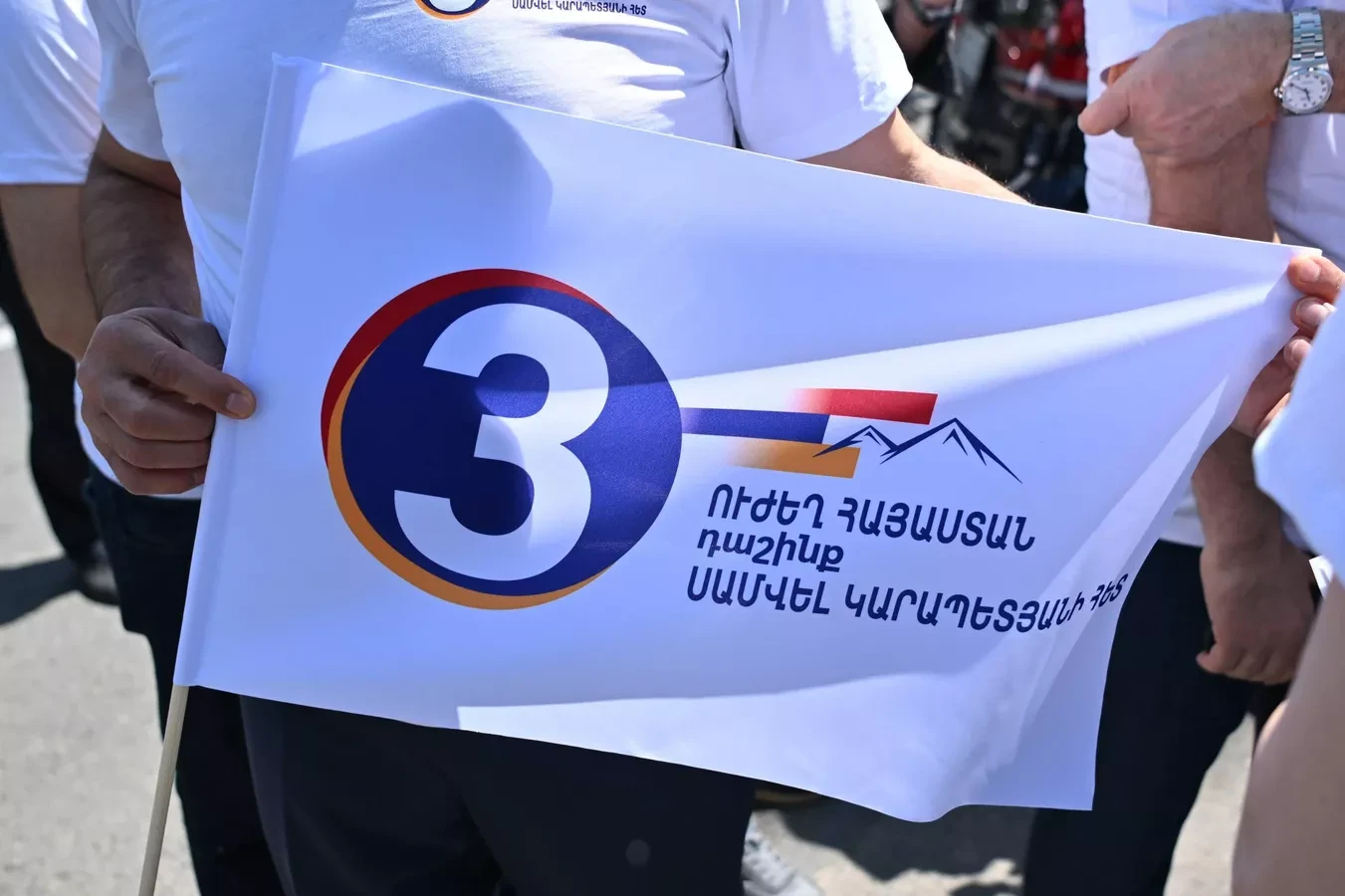 Խուզարկություններ են «Ուժեղ Հայաստանի» Աջափնյակի գրասենյակում․ 8 անձ ձերբակալվել է