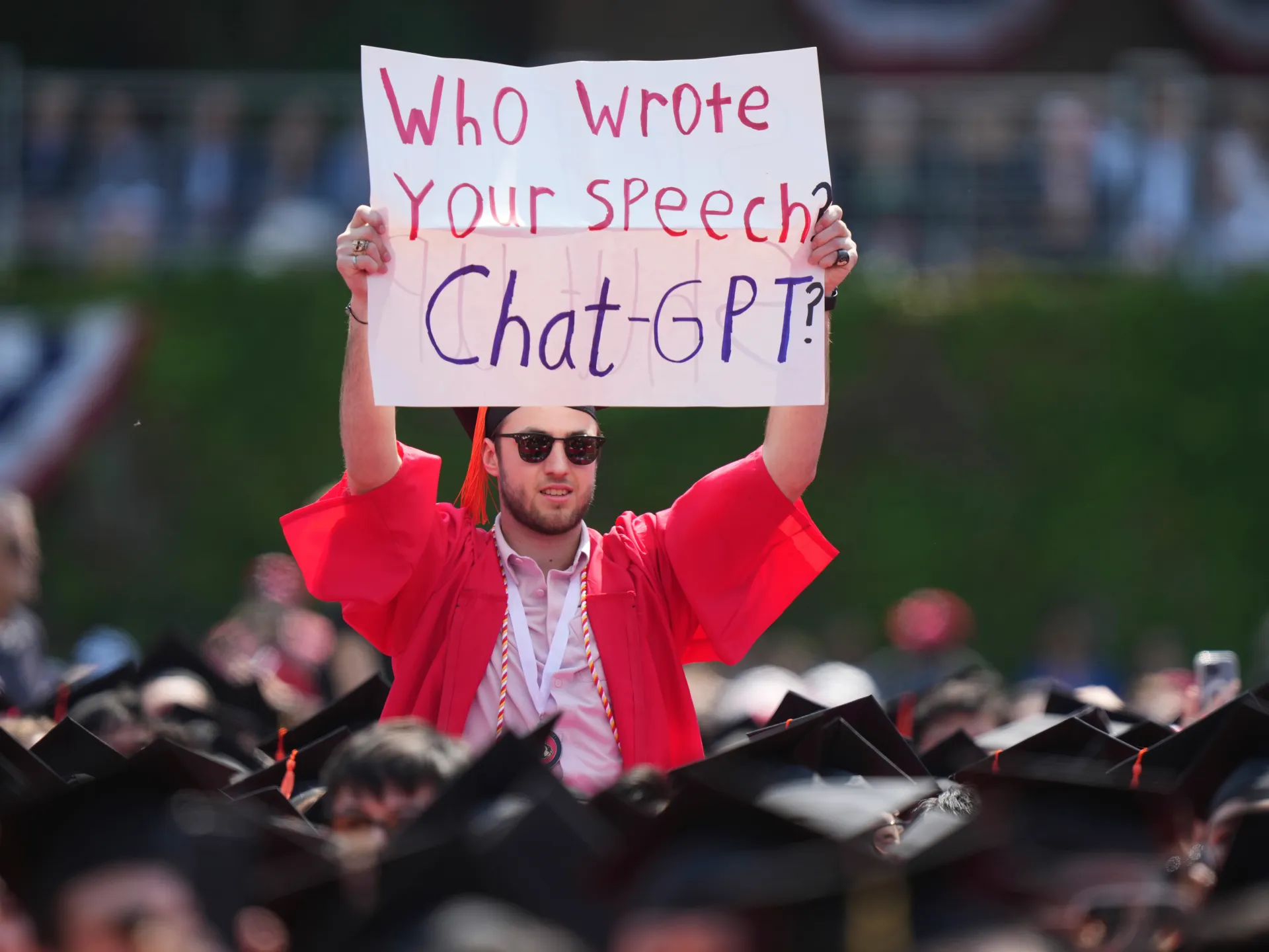 US college graduates face harsh job market amid economic uncertainty