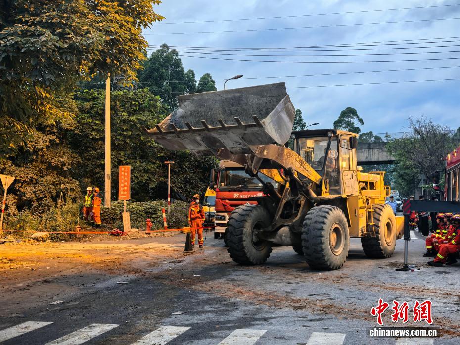 广西柳州发生5.2级地震 武警官兵奔赴震区搜救