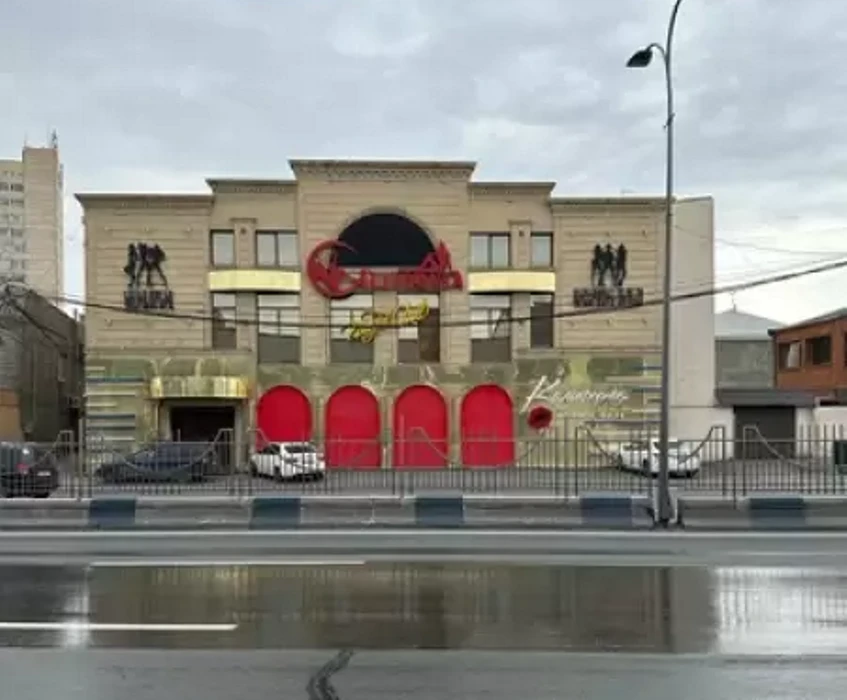 Վեճ և ծեծկռտուք. «Կալիֆորնիա» գիշերային ակումբի բարմենին նախ դրսում, ապա ներսում ծեծել են և հնչեցրել հայհոյանքներ
