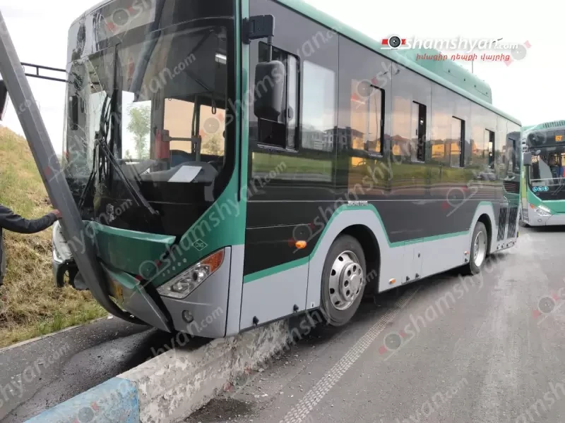 В Ереване автобус выехал на тротуар и врезался в электрический столб: пострадавших нет