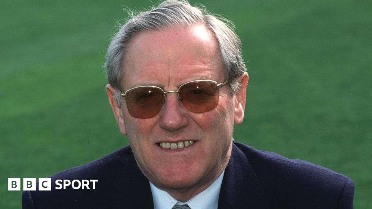 Former England cricket captain Smith dies aged 92