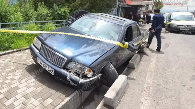 В Нор Гехи попавший в аварию автомобиль сбил пешехода