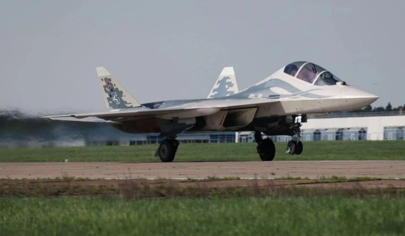В России провели первый испытательный полет прототипа истребителя пятого поколения Су-57