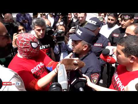 Խի՞ եք խոչընդոտում, մենք որեւէ կարգ չենք խախտում. լարված խոսակցություն ոստիկանների հետ