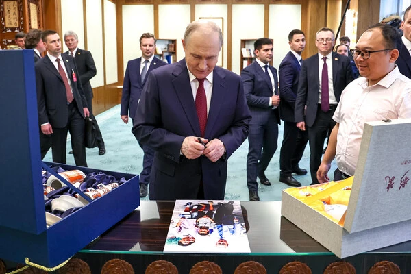 Китайский инженер Пэн Пай подарил Путину фарфоровый сервиз