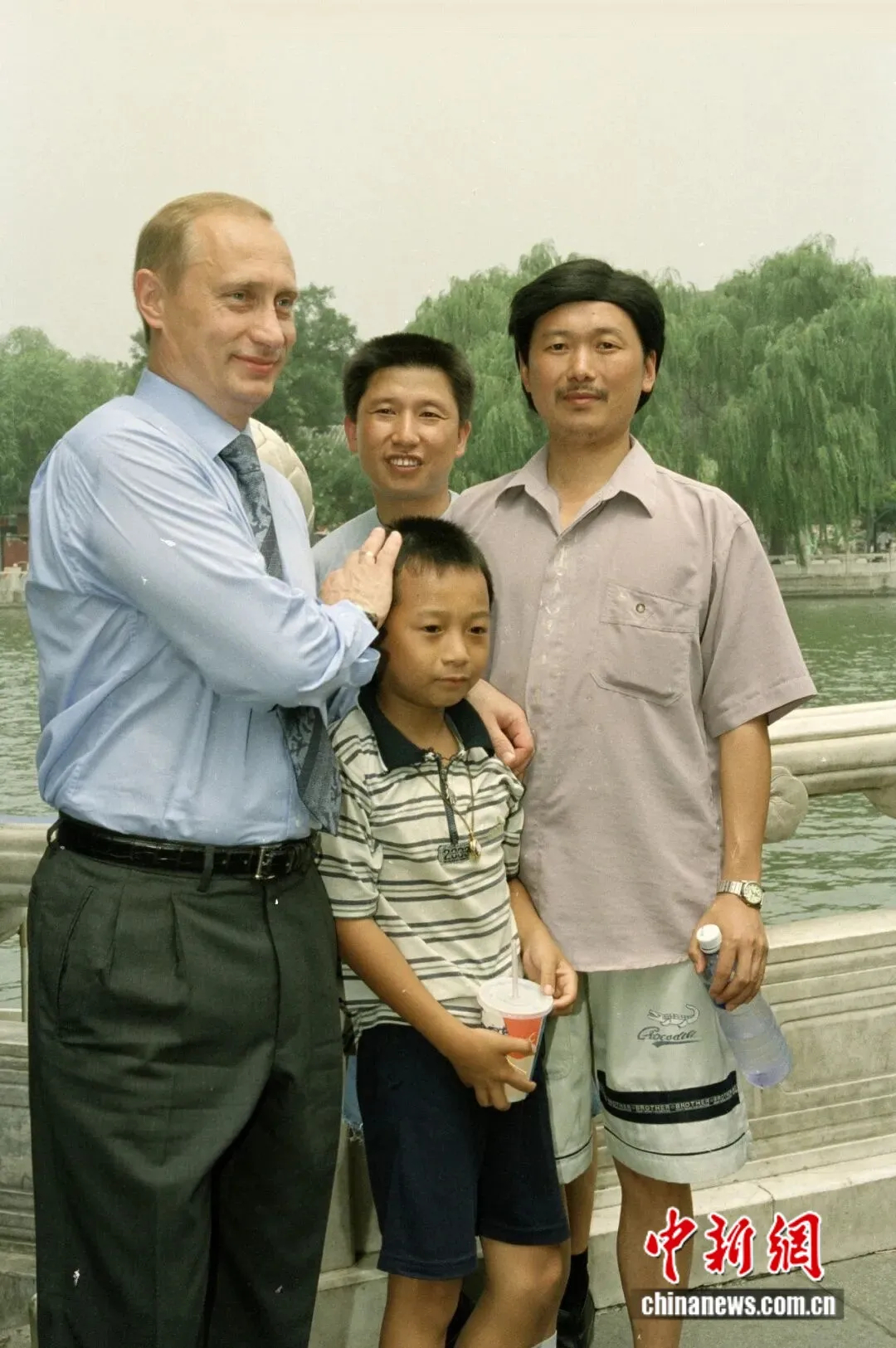 中俄“全网寻人”，今天成功会面！普京与26年前抱过的中国男孩再次拥抱，久久握手