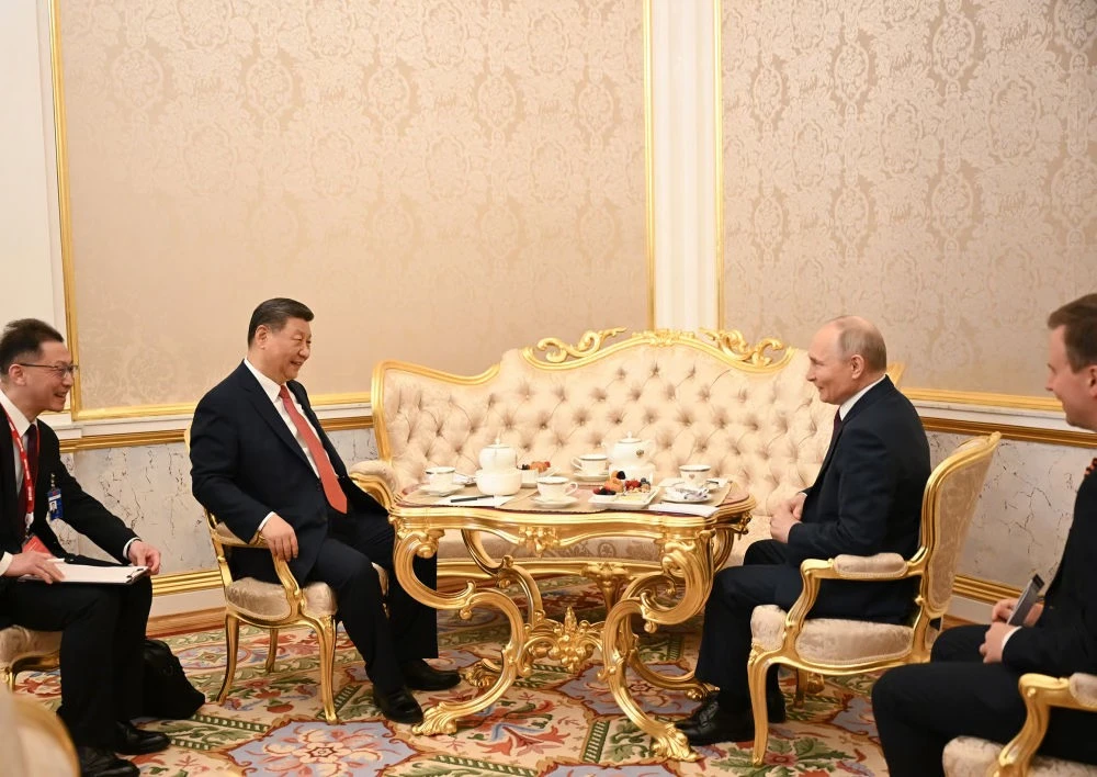 Путин и Си Цзиньпин начали переговоры за чашкой чая