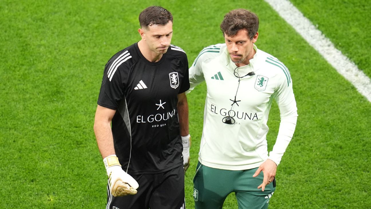 Villa's Martínez broke finger before UEL final win...